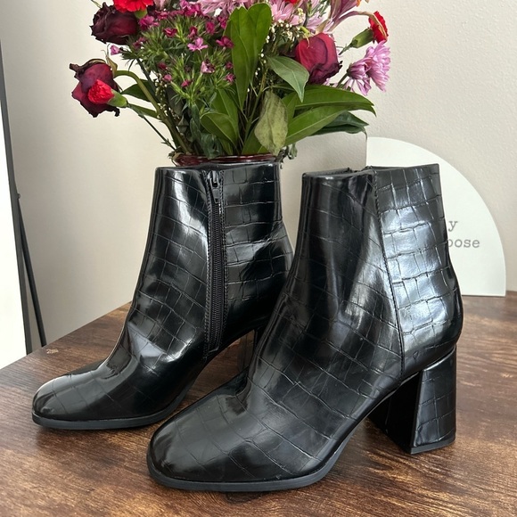 Madden Girl Shoes - NWNT Madden Girl Black Croc-Pattern Ankle Booties